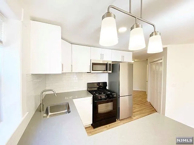 18-22 Engle St #R-18 — Photo 2