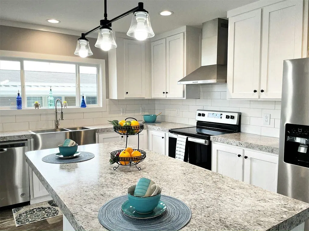 3 bed, 2.0 bath, 1372 sqft, $1,399 — Photo 2