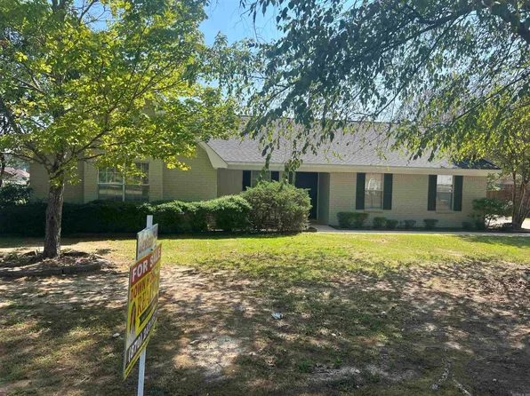 901 Green Oak Ln, White Hall, AR 71602