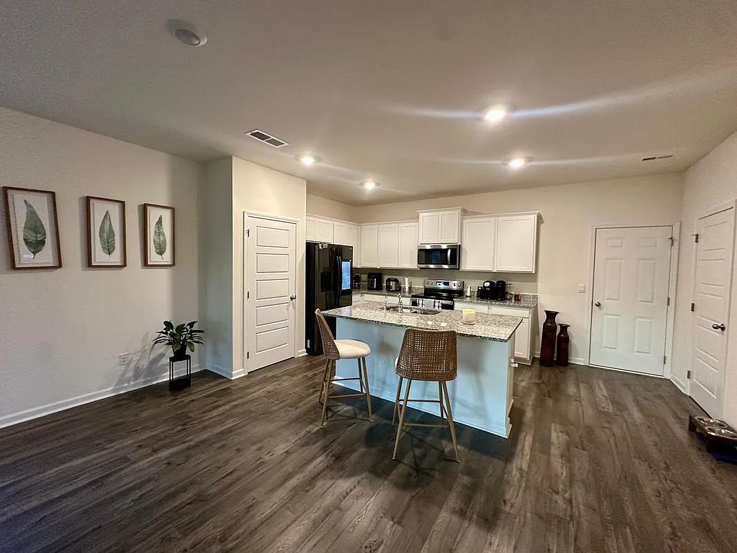 3 bed, 3.0 bath, 1806 sqft, $2,600 — Photo 4