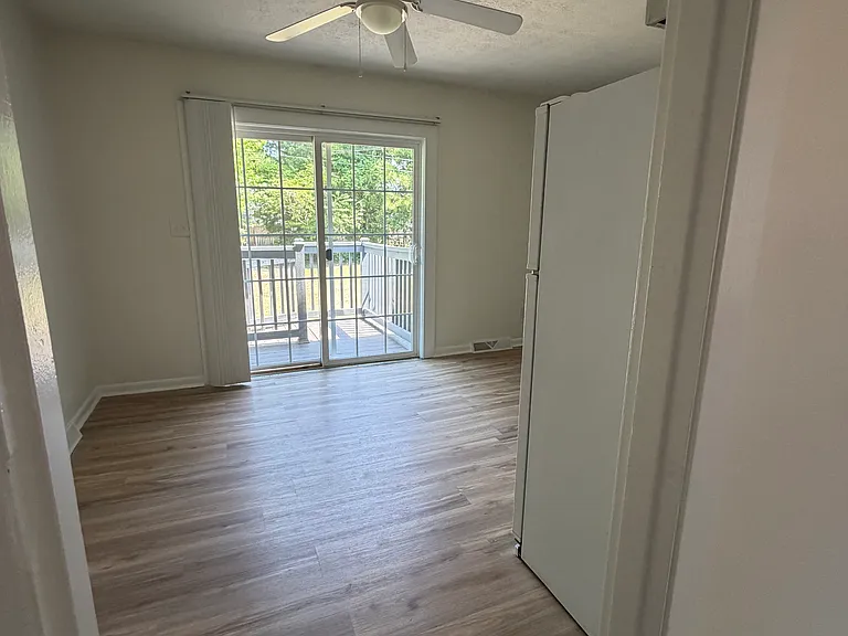 112 Longwood Ln #B — Photo 3