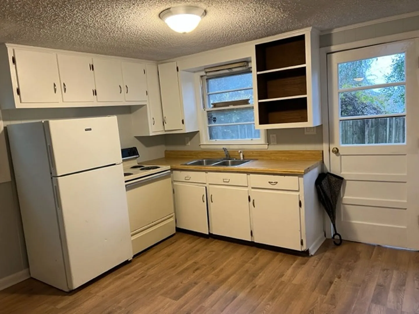 1 bed 1 bath off W. Broad St — Photo 1