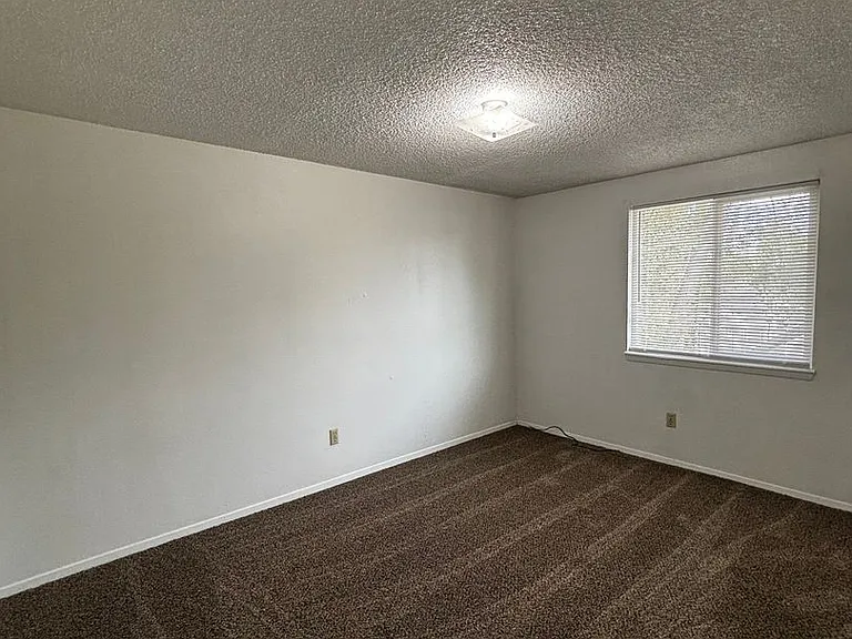 423 E Dunn St — Photo 6