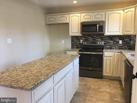 4th image of 1015 Juniper St