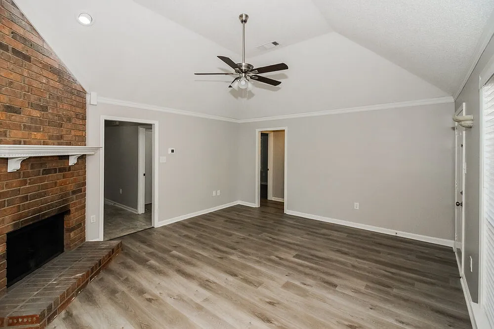 3 bed, 2.0 bath, 1356 sqft, $2,450 — Photo 3