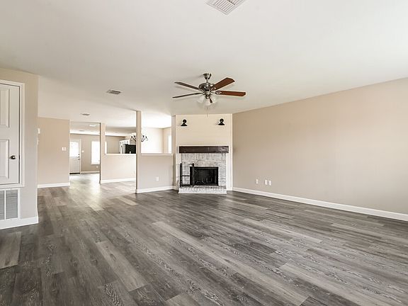 4th image of 536 Laurel Ln