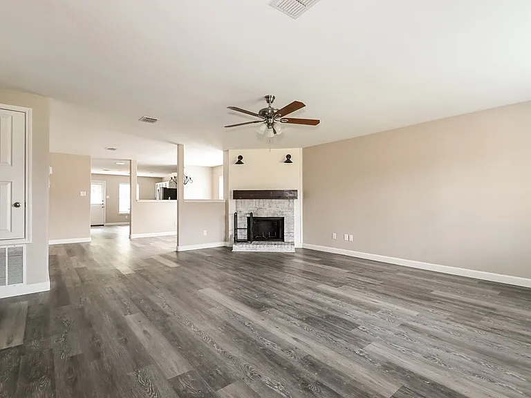 536 Laurel Ln — Photo 4
