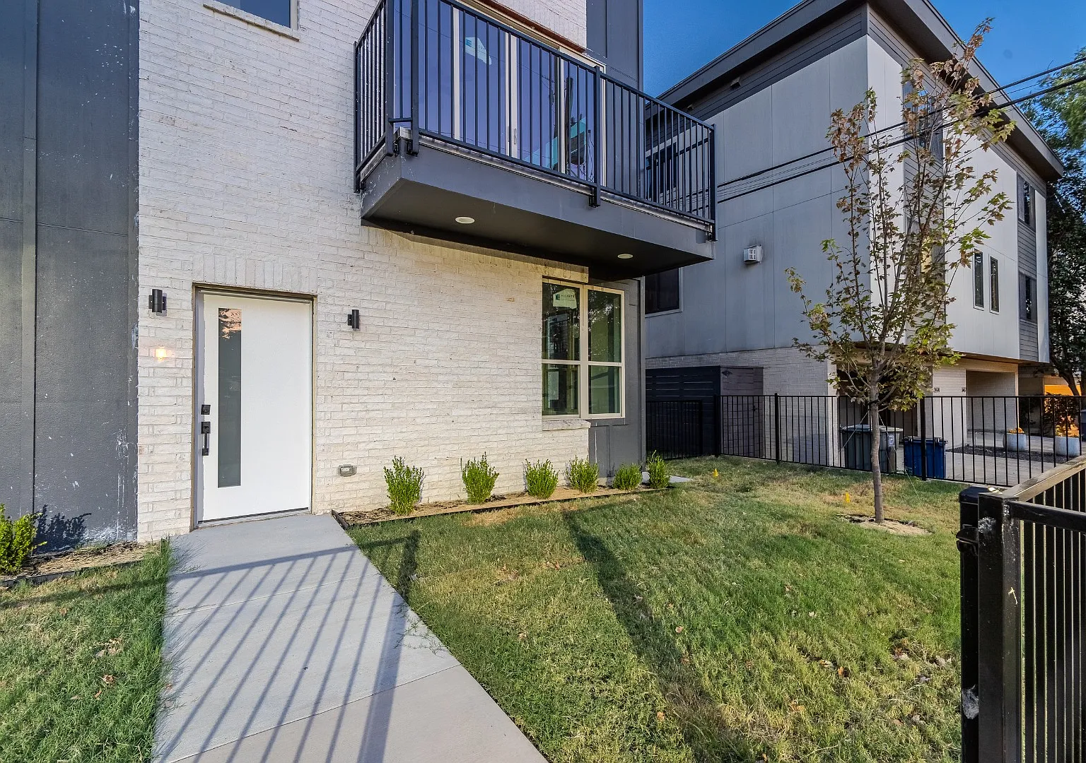Rooftop Living Steps from Greenville Ave | 3BR/3.5BA Townhome — Photo 3