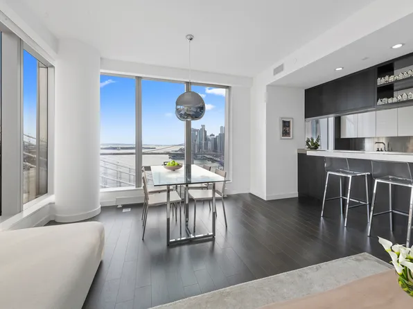 1 Manhattan Square image 7 of 35