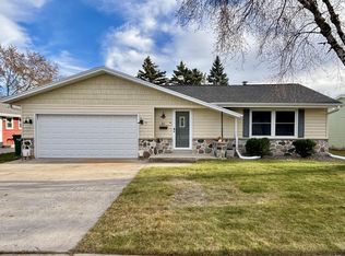 811 Meadowbrook DRIVE, West Bend, WI 53090