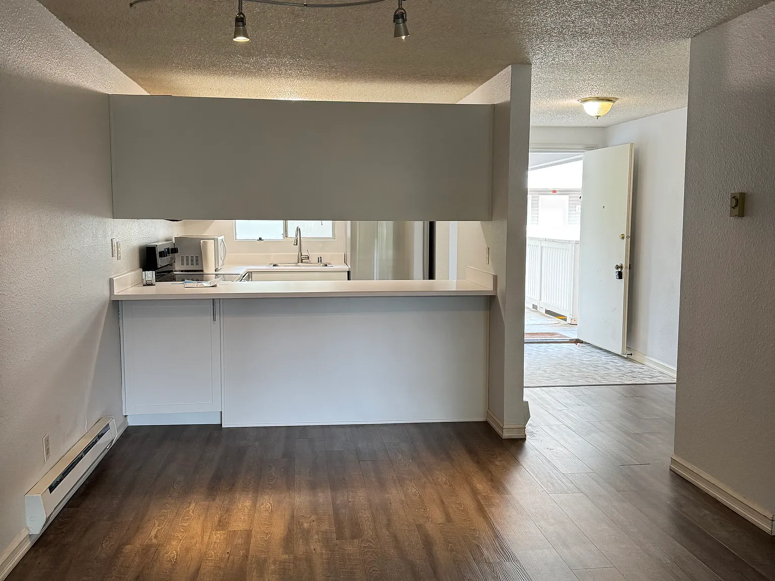2 bed, 900 sqft, $2,200 — Photo 3