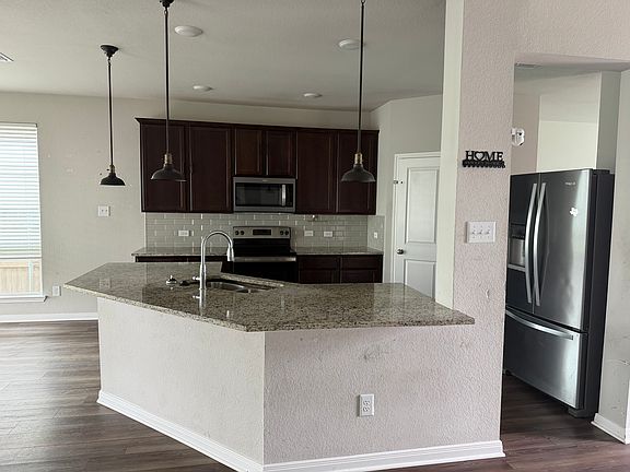 5th image of 717 Hollyhock Dr