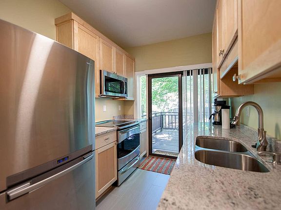 3rd image of 2082 Sherwood Ave #1