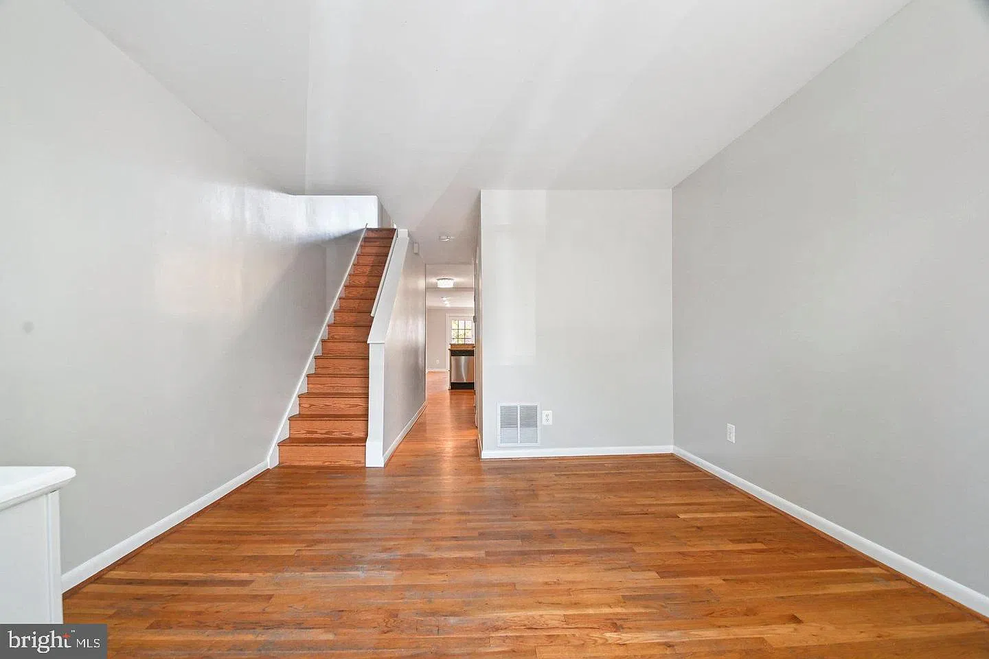 3 bed, 3.0 bath, 2040 sqft, $2,600 — Photo 3