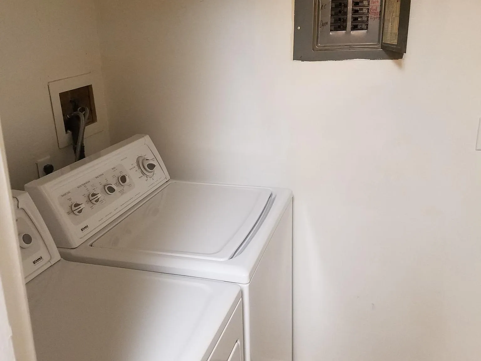 2 bed, 932 sqft, $2,000 — Photo 2