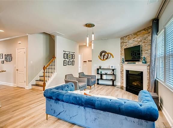 4th image of 2135 Newport Dr