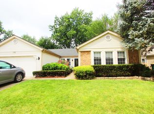 172 E Fox Hill Dr, Buffalo Grove, IL