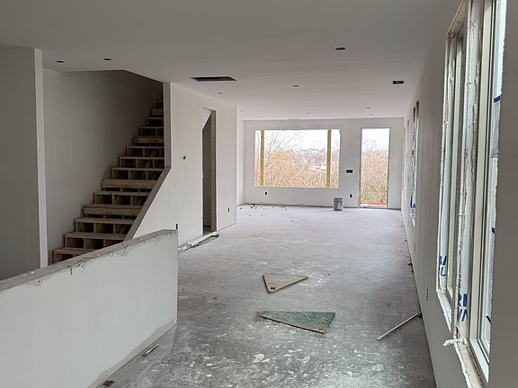 4th image of 662 Vernon Ave