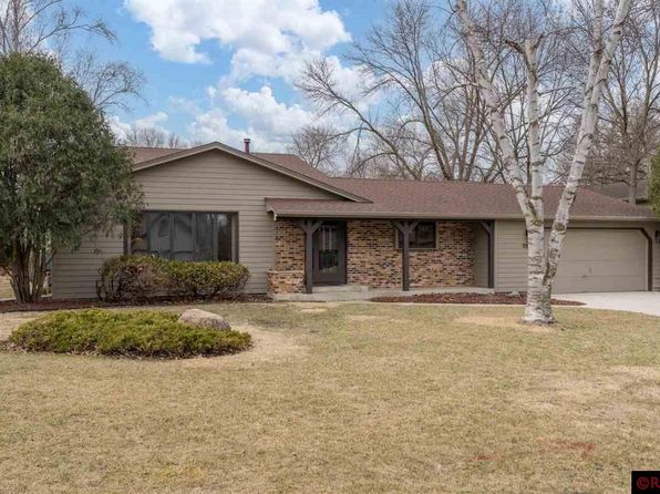 1009 Oak Terrace Dr, North Mankato, MN 56003
