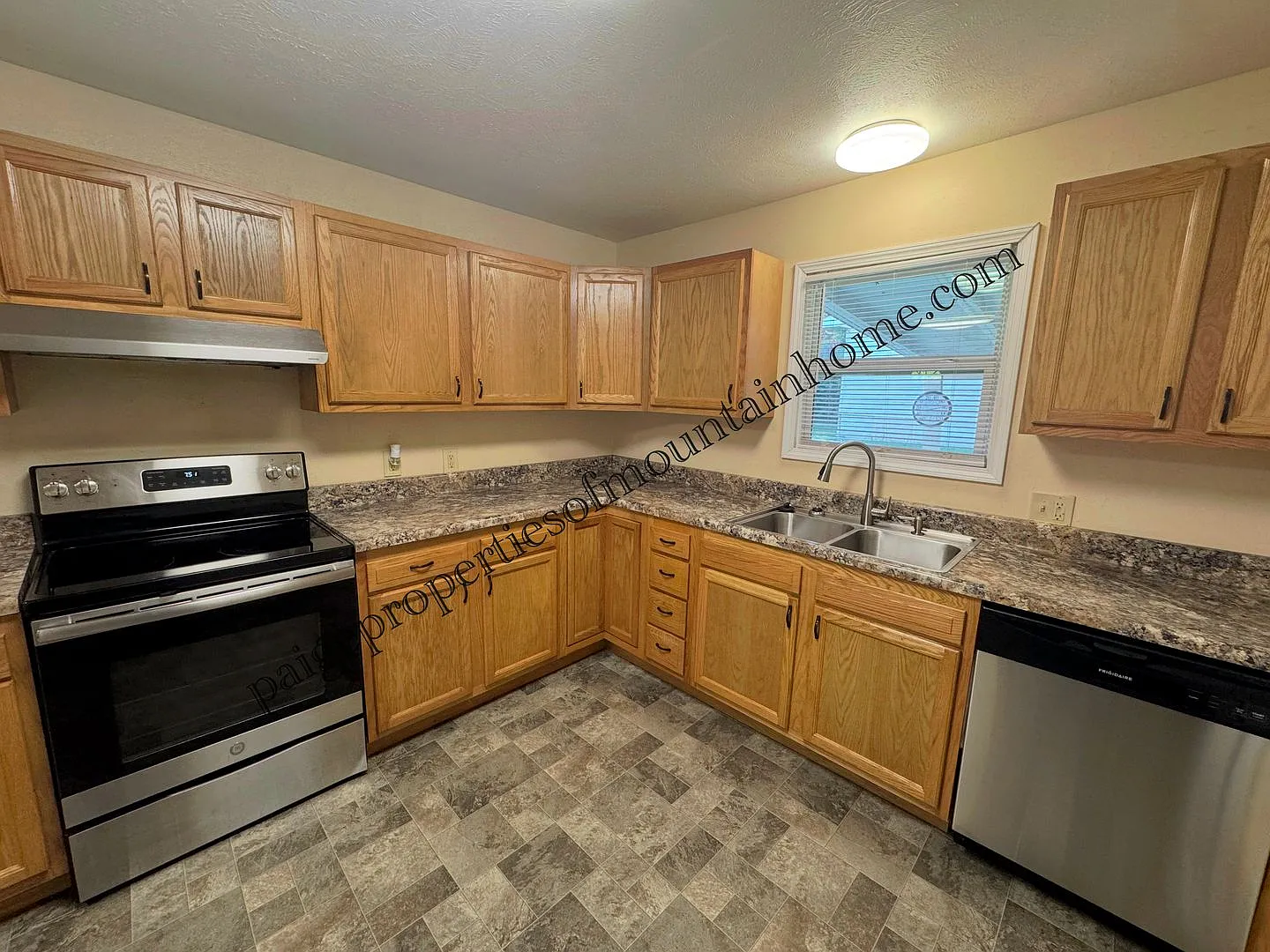 3 Bed, 1 Bath House on a Corner Lot — Photo 2