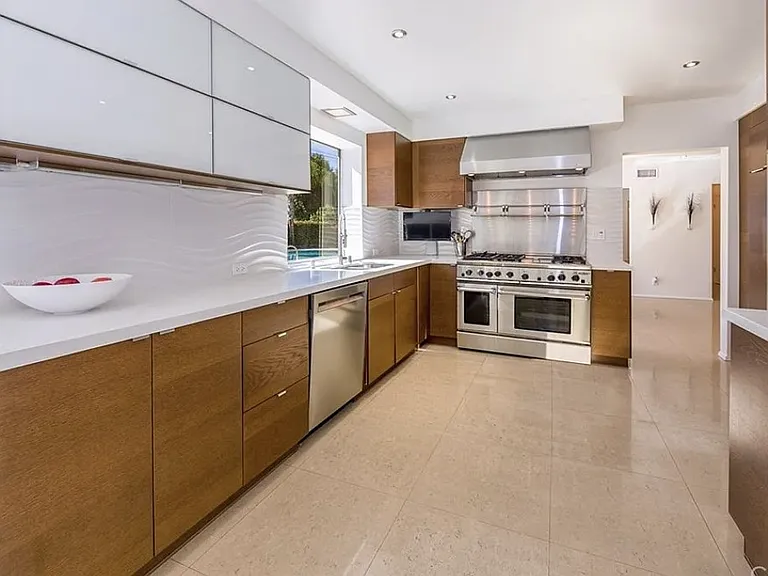 17548 Marilla St — Photo 3