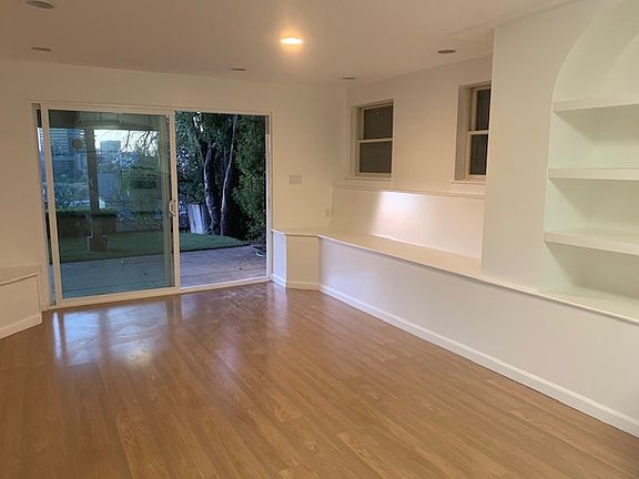 Living room (combined with kitchen)