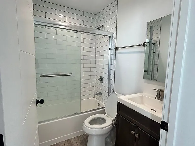 1528 1/2 W 36th Pl #202 — Photo 7