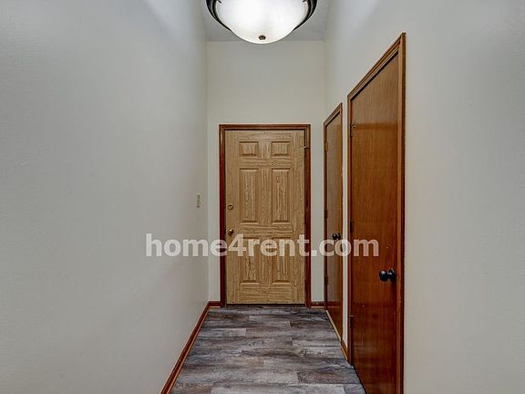 2nd image of 304 SE Williamsburg Dr