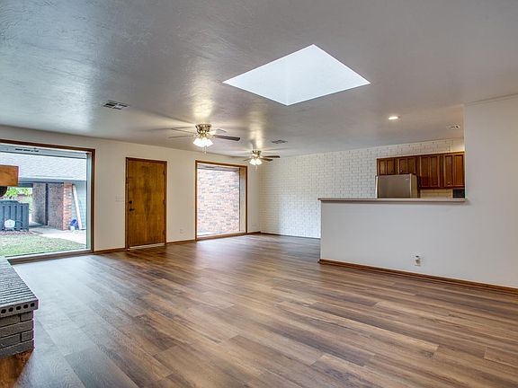 3rd image of 1708 Surrey Ln