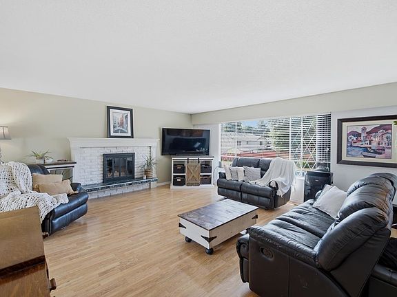 3rd image of 2413 Scott Pl