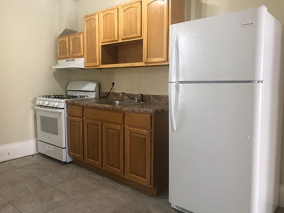 4th image of 61 E Seymour St