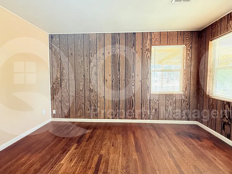 300 W 9th St — Photo 13