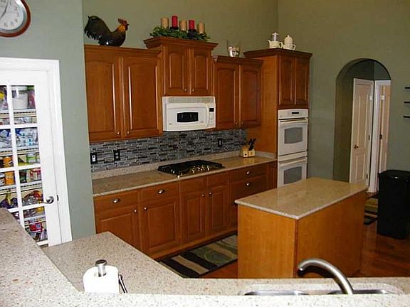 3rd image of 7945 Beechwood Farms Dr