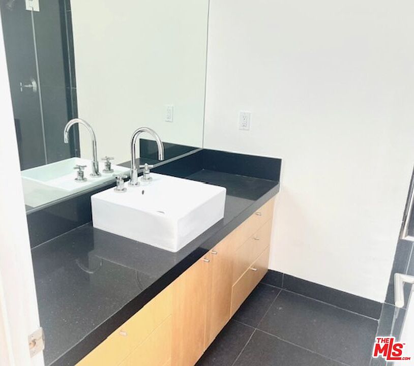1st image of 555 Rose Ave #1