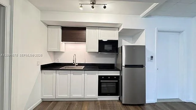 Beach Way Heights Unit — Photo 4