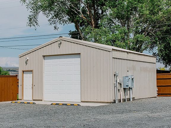 3rd image of 122 Daisy St S #0