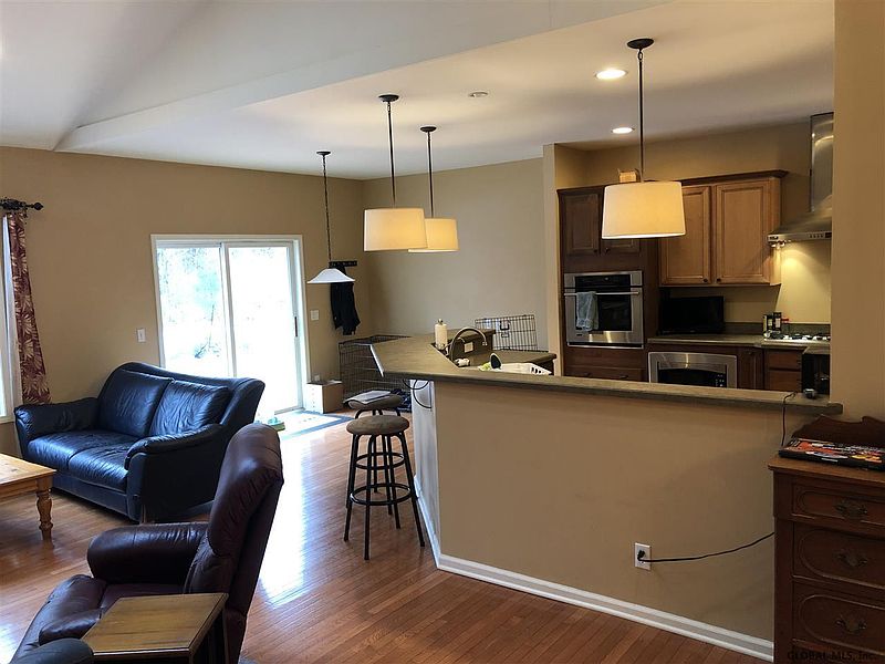 3rd image of 936 MACARTHUR Drive