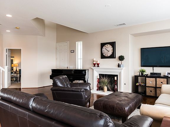 3rd image of 24330 Lorenzo Ln