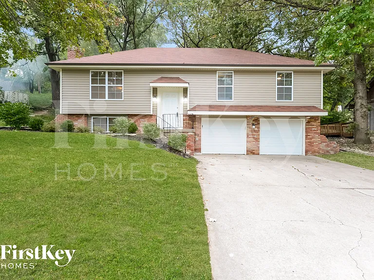 5905 NW Whispering Oaks Ln — Photo 1