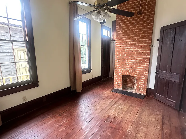 1318 Camp St — Photo 9