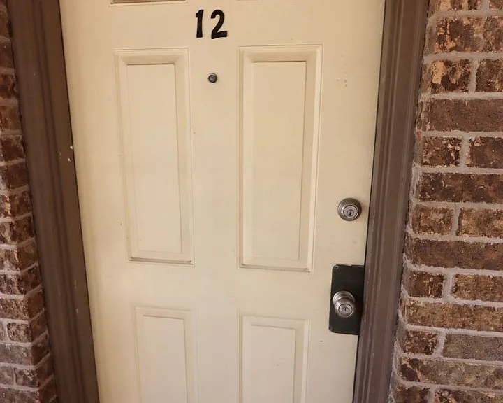511 W Oak St #12 — Photo 3