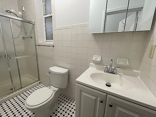 4th image of 842 Hart St APT 1L