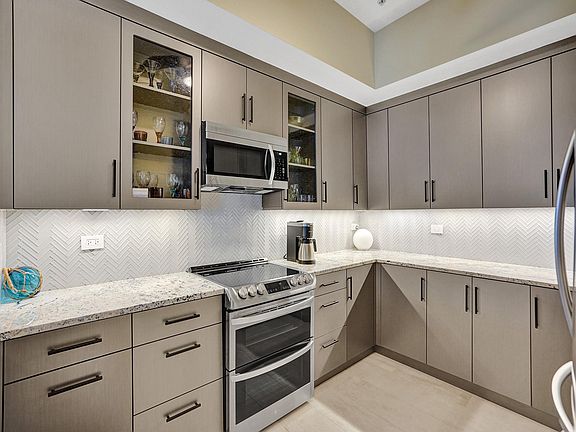 4th image of 2609 NE 14th Avenue #506