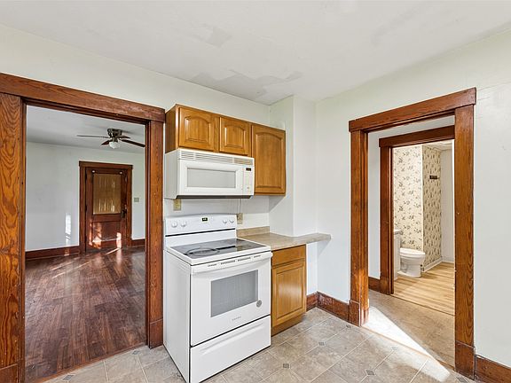 8th image of N3072 Clark Street