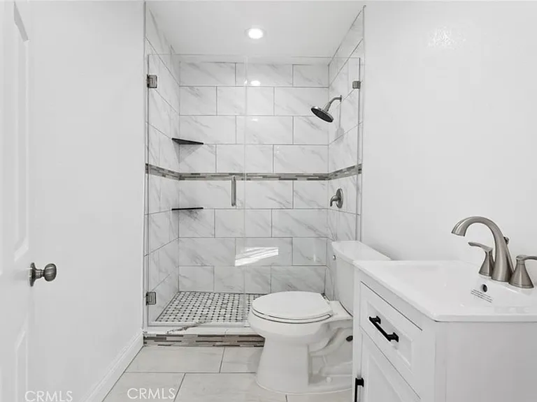 8438 Gloria Ave — Photo 3