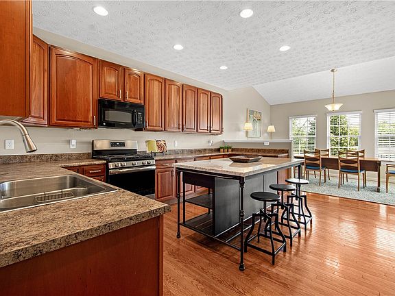 3rd image of 168 Kensington Dr