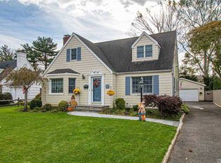 52 Seafield Ln, Bay Shore, NY 11706