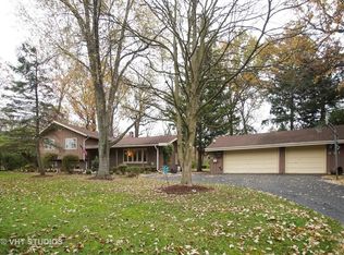 811 Oak St, Roselle, IL 60172