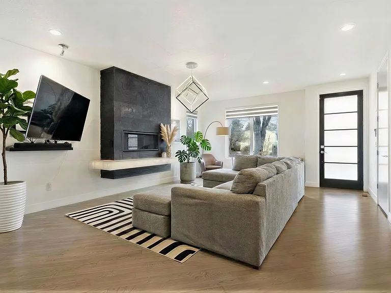 2037 N Hooker St #L — Photo 10