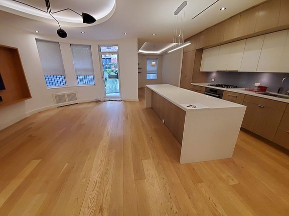 3rd image of 311 W 72nd St #B